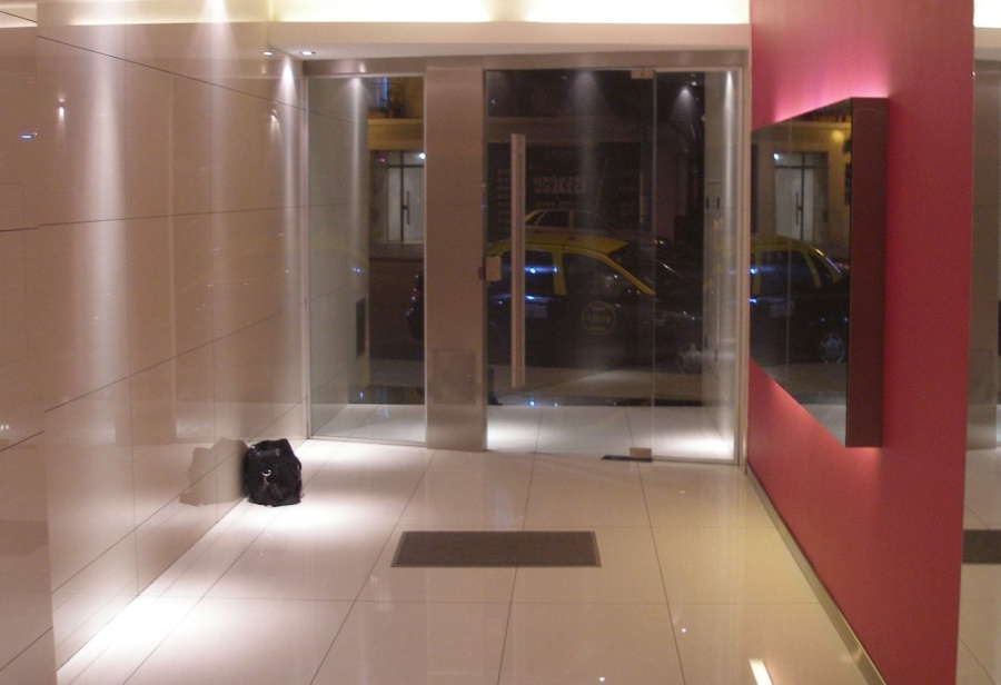 Una chica se cansó de que su vecino de edificio deje la basura en cualquier lado y tuvo una reacción que lo dejó ”mudo”