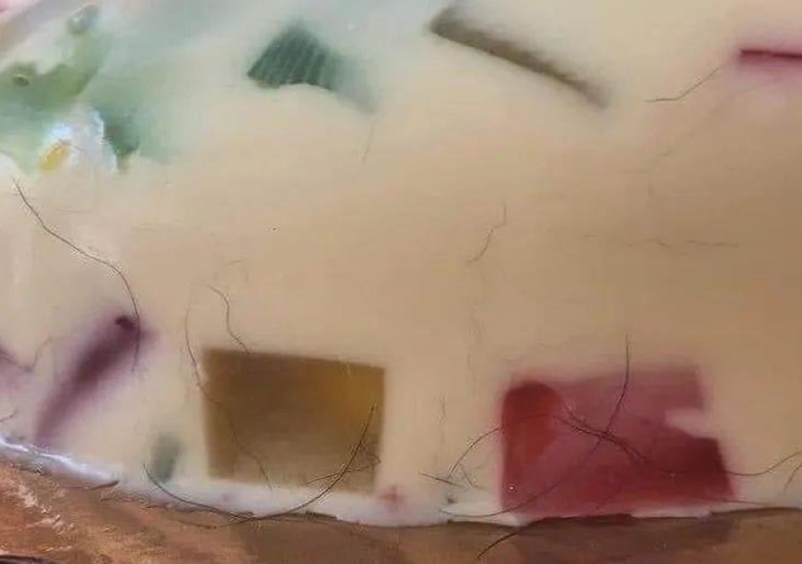 Halló pelos en la torta que había encargado, la pastelera justificó la situación y el chat se volvió viral: ”Como quieras”