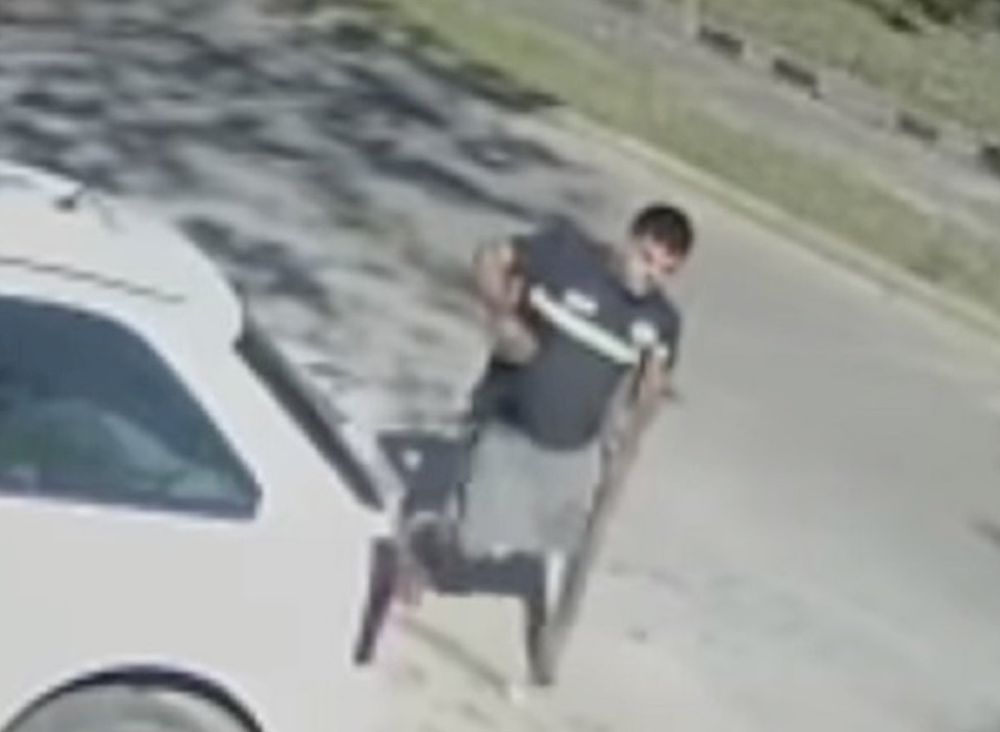 Un hombre en muletas robó en un comercio de Ensenada y se llevó un bolso con dos kilos de pan