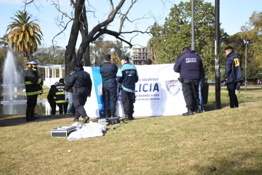 Botellas de alcohol y EPOC: las claves que ya permiten avanzar en hipótesis sobre el cadáver en el lago del Parque Saavedra