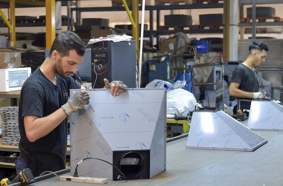 Rige la baja del impuesto PAIS para las importaciones y el Gobierno espera que se traslade a los precios