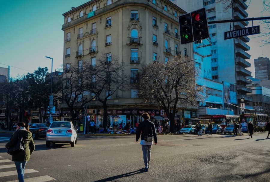 Un robo de película en pleno centro platense: hicieron un boquete y se llevaron medio millón de pesos