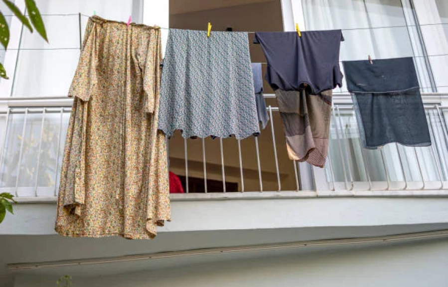 Se peleó con su vecina porque tenía toallas colgando en el balcón y se picó el debate en las redes: ”Altera la estética”