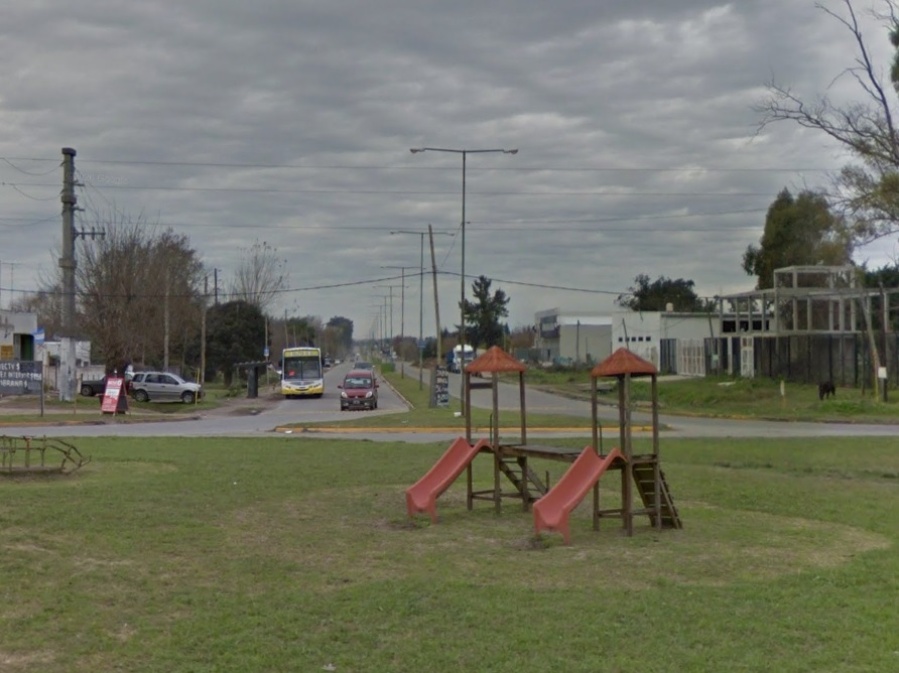 Un hombre apuñaló a su propio vecino en Villa Elvira para robarle un caño cromado