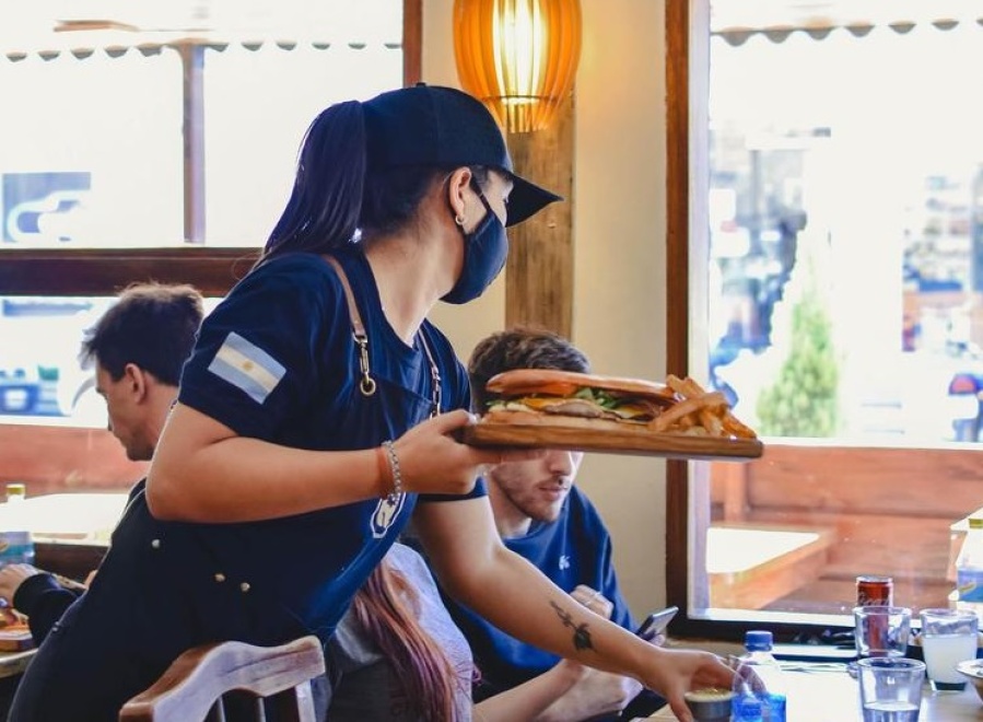 Fue a una entrevista de trabajo para ser moza y la bocharon por un motivo muy polémico: ”No nos pareció profesional”