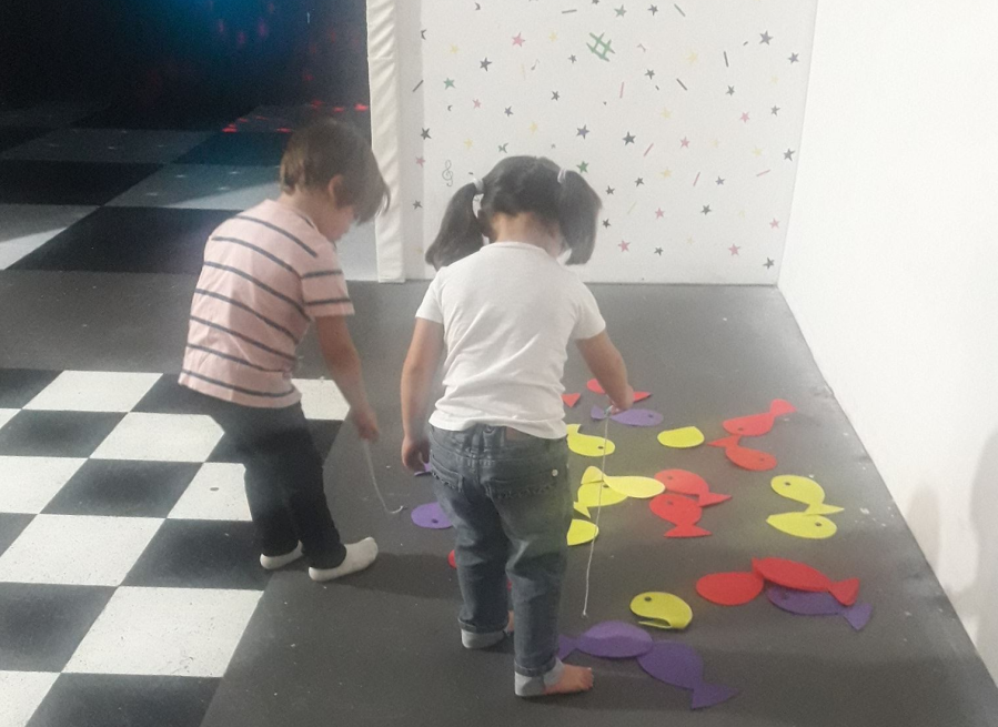 A una nena le pintaron toda la cara de témpera en un cumple, la mamá explotó y mostró el chat con la ”respuesta” de la casita