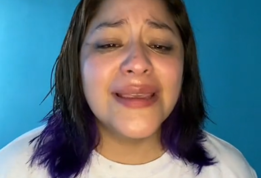 ”Me veo asquerosa y miserable”: una joven estalló por el corte de pelo que le hicieron y su bronca se volvió viral
