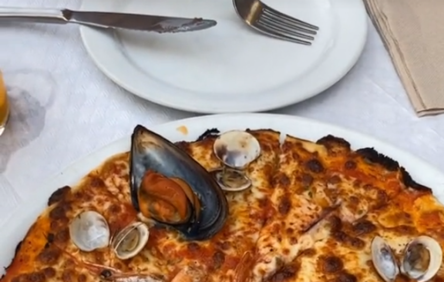 Pidieron una paella pero insólitamente les trajeron una pizza ”marítima” que se volvió viral: ”Yo me levanto y me voy”