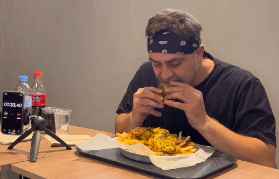 Un local regala 50.000 pesos al que pueda comer una mega hamburguesa en diez minutos y desató la polémica: ”Te sobra tiempo”