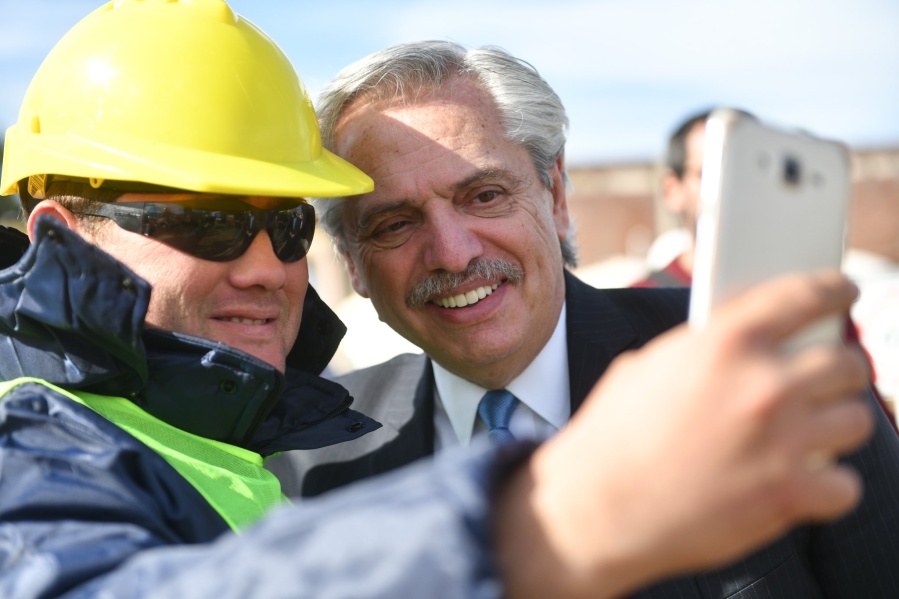 Alberto Fernández acusó al macrismo de agitar un ”golpe de mercado” y apuntó contra Hernán Lacunza