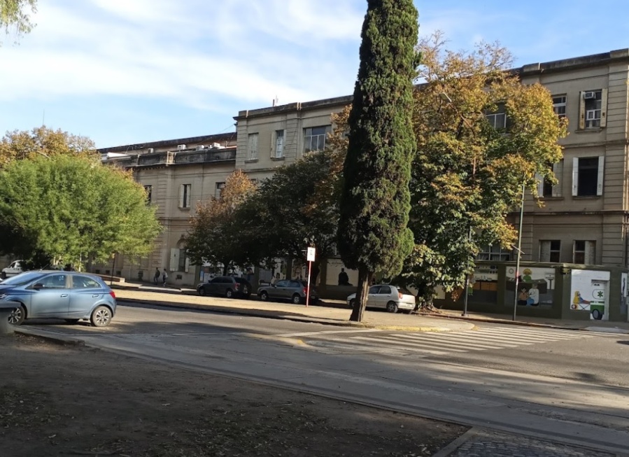 Hallaron sumergido a un nene platense en un pozo ciego y pelea por su vida en el Hospital de Niños