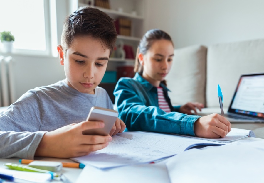 El gobierno de Noruega quiere que solo los mayores de 15 años usen redes sociales