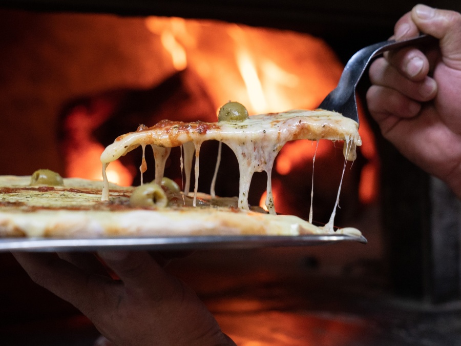 ”Llegaron hojas A4 con queso”: la polémica pizza viral que pidió un grupo de amigos por querer gastar solo 1.000 pesos