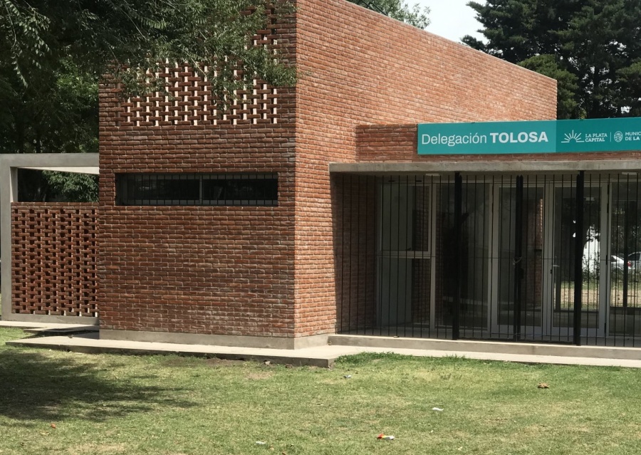 Vecinos de Tolosa volvieron a pedir la mudanza de la delegación al nuevo edificio de 2 y 528