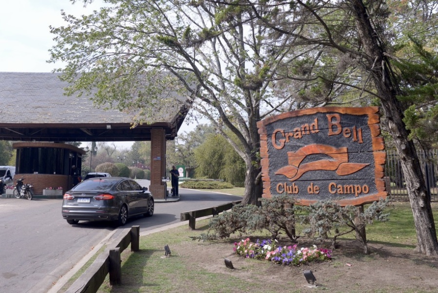 Un cumpleaños que terminó muy mal en el country Grand Bell: choque a dos autos y trompadas