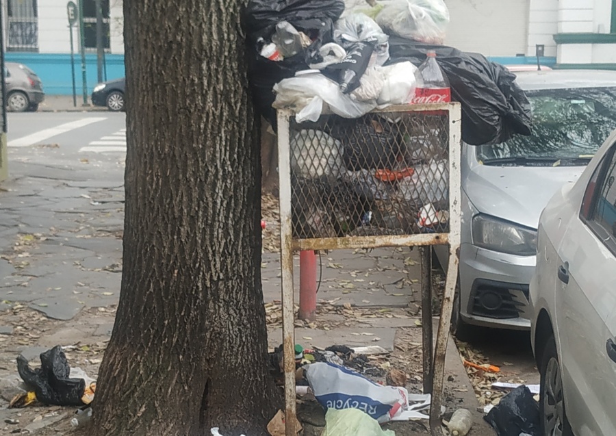 En 1 y 59 pidieron por más cestos de basura: ”Hay solo uno en la cuadra y está lleno desde hace meses”