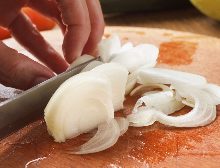 Revelaron un truco infalible para sacarse el olor a cebolla de las manos y fue furor en las redes sociales