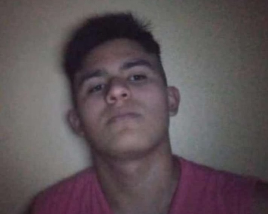 Desapareció un joven de 16 años en La Plata: lo acompañaron a la escuela de 7 y 32 pero nunca entró