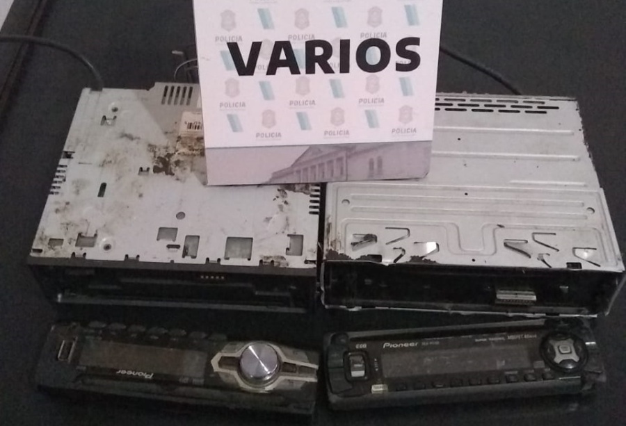Delincuente circulaba con nueve municiones y estéreos robados en Los Hornos