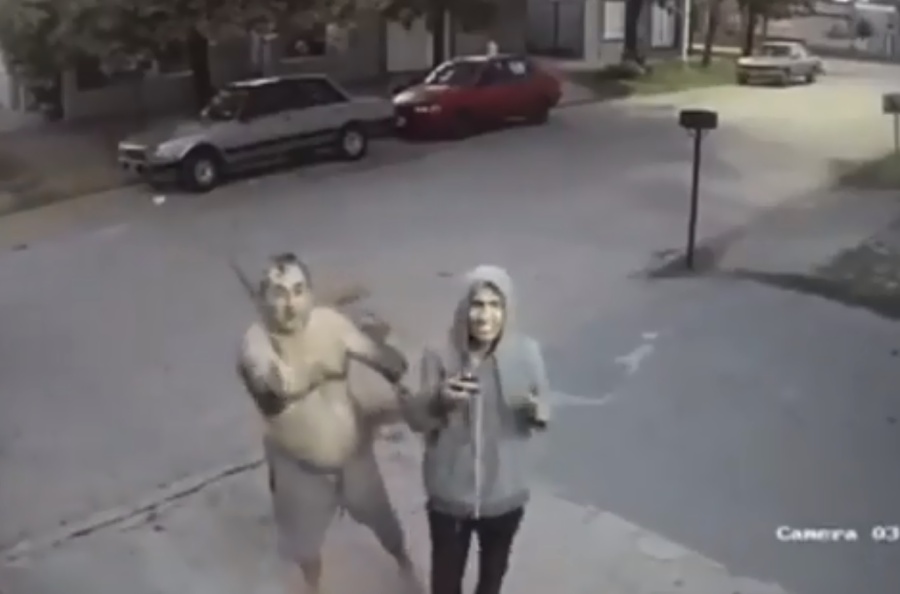 Un vecino puso de rodillas a un ladrón y lo obligó a suplicar ante la cámara de seguridad