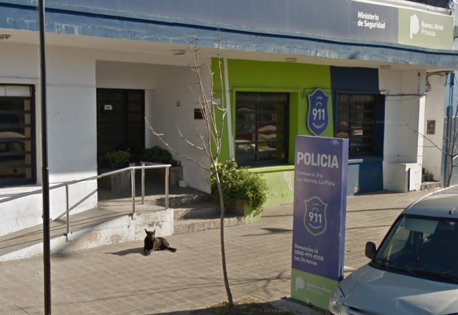 Una platense agredió a trompadas a su pareja y también rompió uno de los vidrios de la comisaría