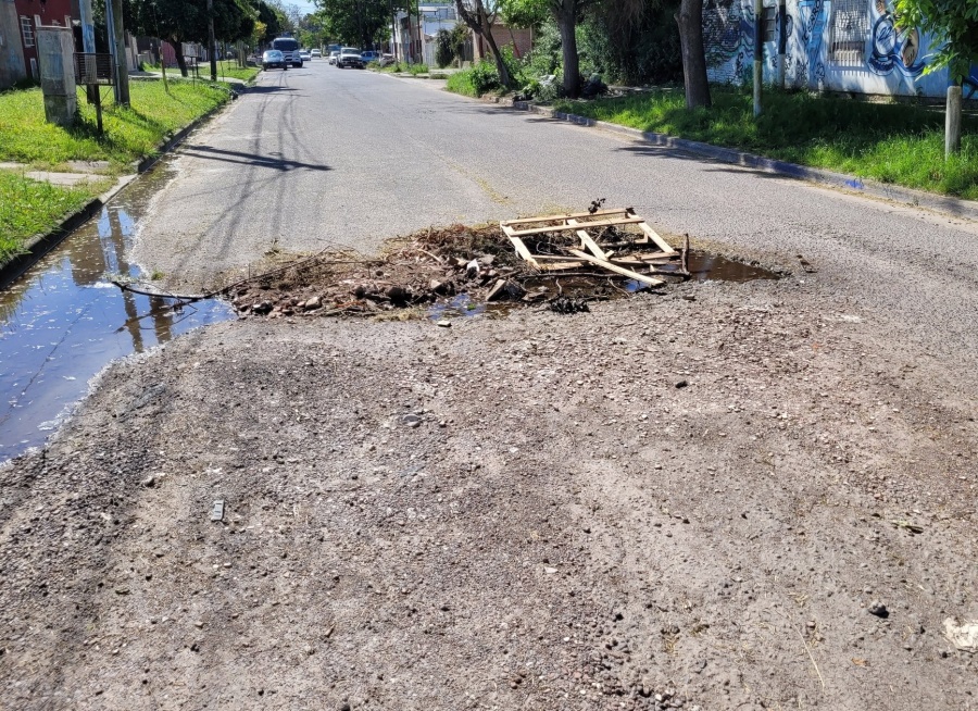 Los vecinos tuvieron que ”señalizar” un pozo ubicado en 138 y 64: ”De noche no se ve”