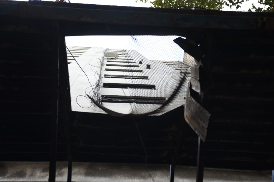 Evoluciona favorablemente la joven que cayó desde el tercer piso de un edificio de 1 y 44