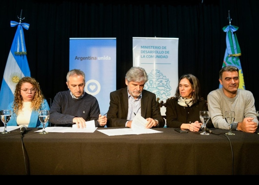Larroque y Filmus firmaron un acta de acuerdo para sumar tecnología a proyectos de la economía popular en la Provincia