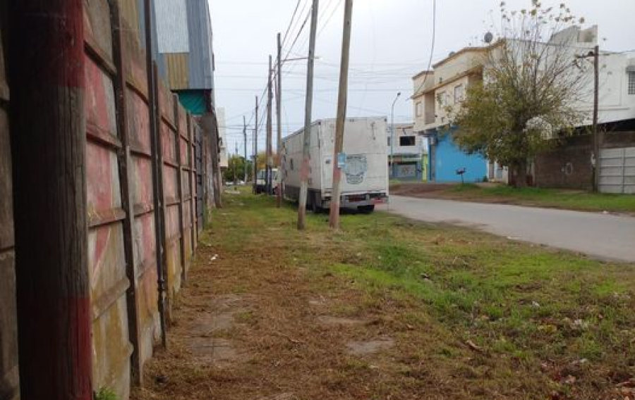 En Los Hornos volvieron a pedir que saquen un tráiler que lleva varios años estacionado