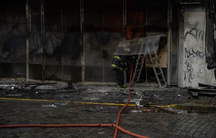 Evalúan la demolición total del depósito que se incendió en La Plata