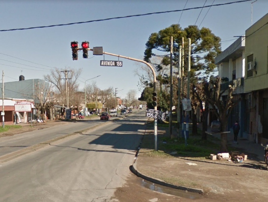 Ataque brutal en Los Hornos: los persiguieron 100 metros y le dispararon tres veces por resistirse a dar el celular