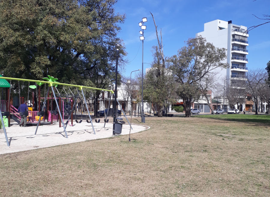 Vecinos alertaron que en el Parque San Martín de La Plata hay luces prendidas las 24 horas