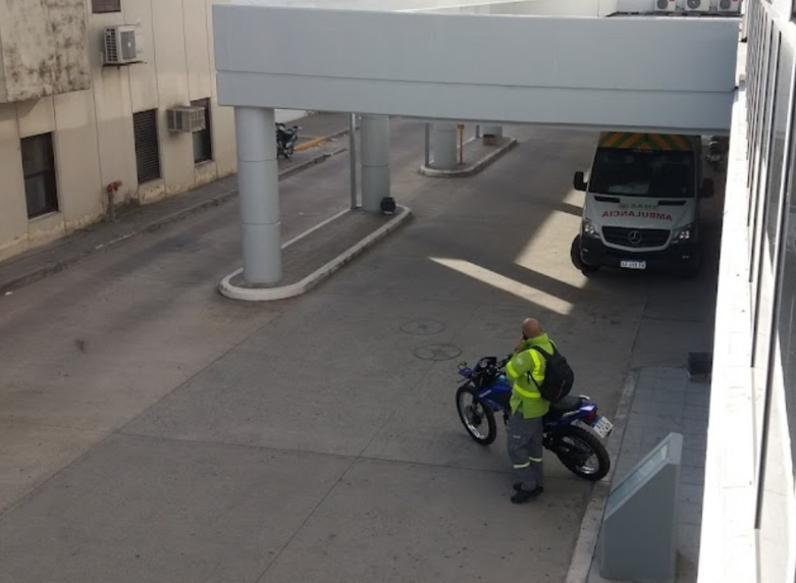 Estaba en el patio de su casa de 19 y 82 y una bala perdida casi causa una tragedia