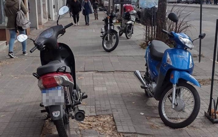 Vecinos de la zona de 7 y 33 se quejaron por las motos ”estacionadas” en la vereda
