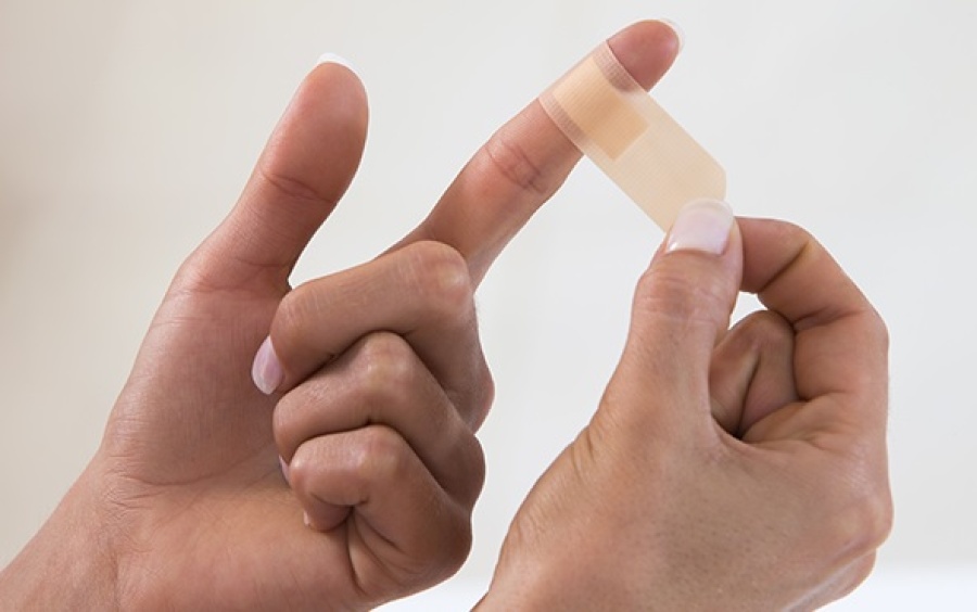 Una investigación reveló por qué duelen tanto los cortes con papel