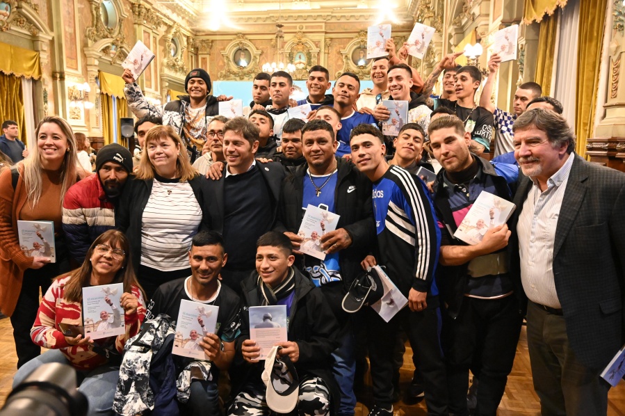 Kicillof y el arzobispo platense Gustavo Carrara presentaron en La Plata un libro sobre el Papa Francisco