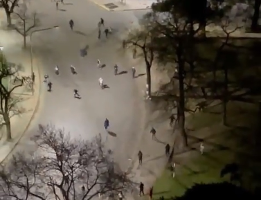 Corridas, piedrazos y varios detenidos por un enfrentamiento entre hinchas de Estudiantes y Gimnasia en el bosque