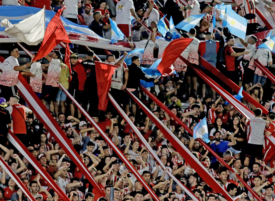 Disfrutaba del 5 a 0 de Estudiantes en la cancha y le avisaron que habían saqueado su casa de La Loma