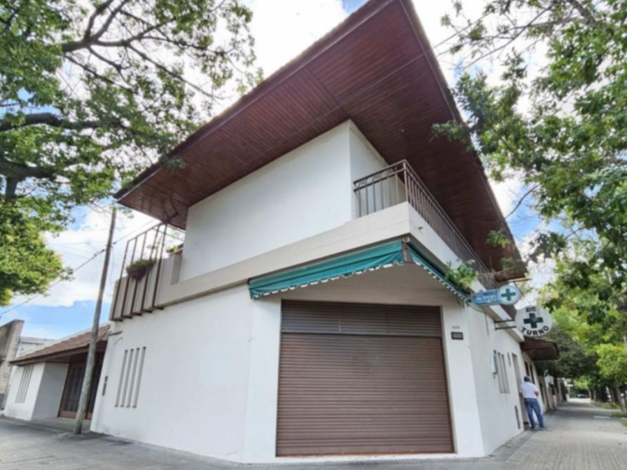 Delincuentes entraron a una farmacia de La Plata y golpearon a sus dueños para robarles