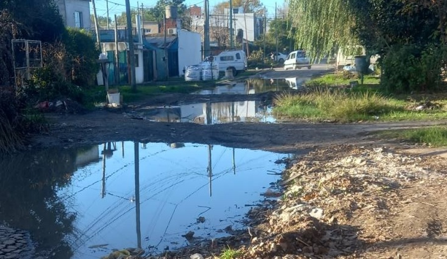 En la zona de 58 y 154 reclamaron por los pozos y una ”laguna inmensa”