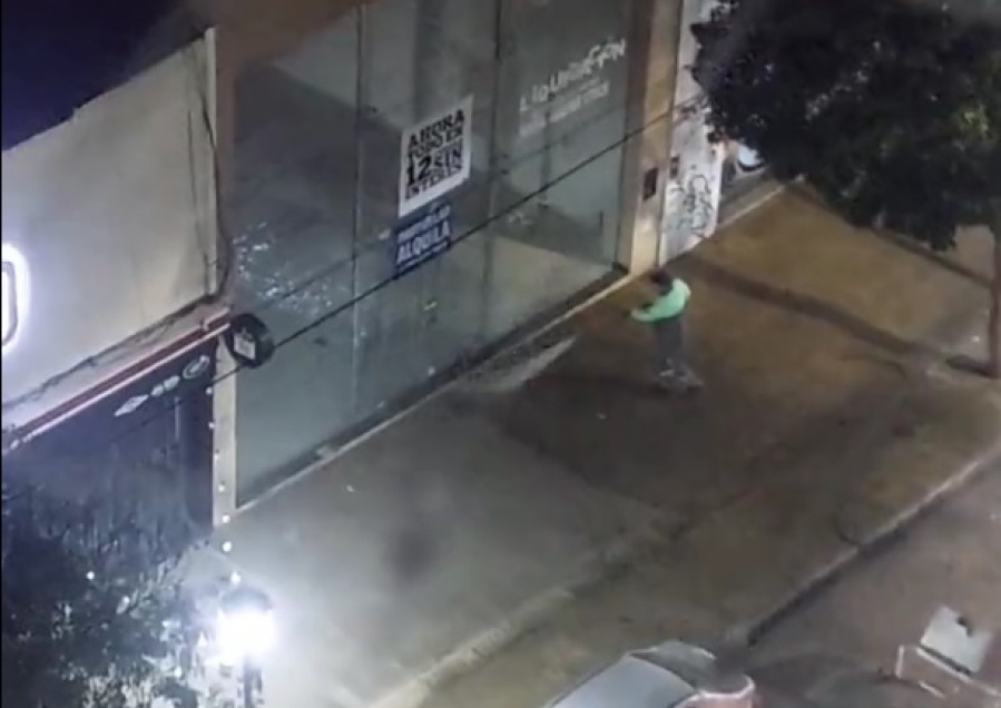 ”Es imposible dormir así”: un vecino platense explotó por un operativo de desinfección sobre calle 12 durante la noche