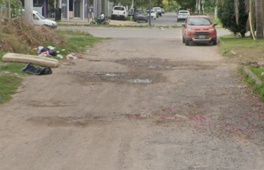 Vecinos de 146 y 45 indicaron que la calle está ”destrozada y llena de basura”