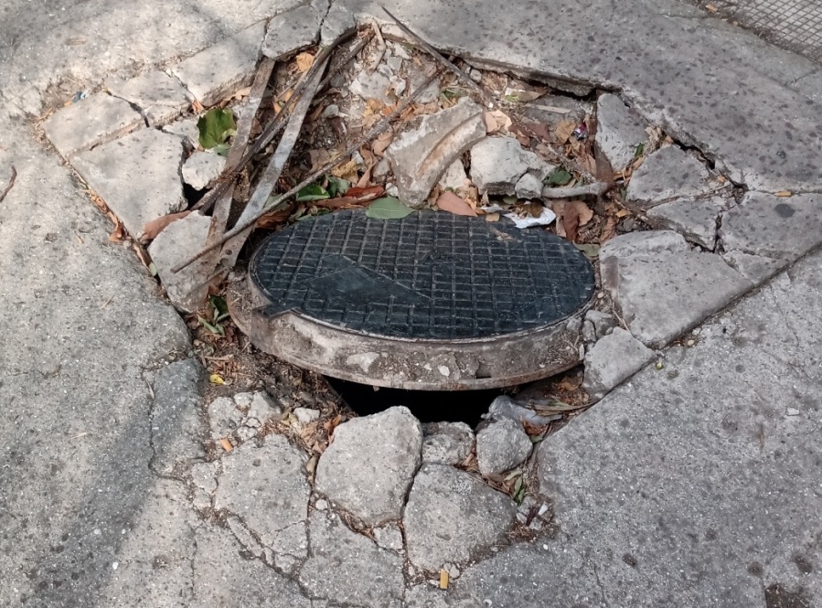 Vecinos reclaman por una peligrosa tapa de alcantarilla en Parque Saavedra: ”Está cada vez peor”