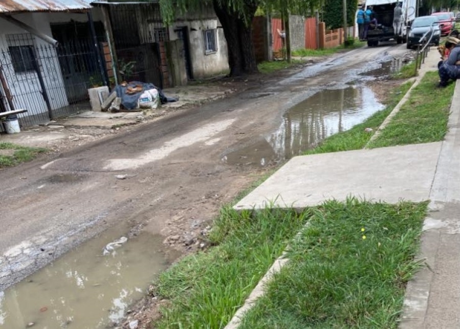 Vecinos reclamaron por el estado de una cuadra de Los Hornos: ”Pasan niños y ambulancias diariamente”