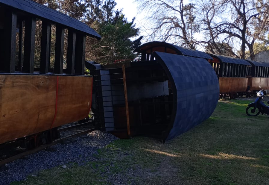 Imputaron al conductor del trencito de la República de los Niños que sufrió el descarrilamiento de un vagón