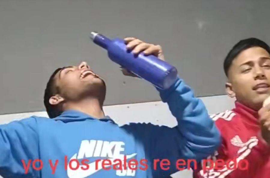 Festejaba el Día del Amigo y comenzó a recibir picantes mensajes de su novia: ”¿Tres de la mañana y están escabiando?”