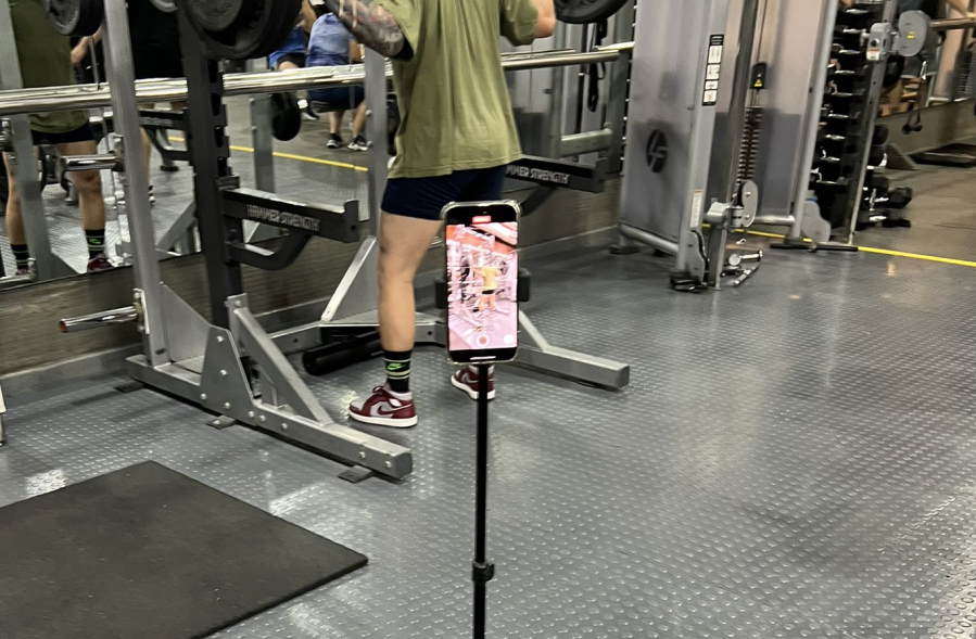 ”¿Por qué lo acosas?”: vio a un joven grabándose en el gimnasio, sugirió una crítica y lo cruzaron fuertemente por su postura