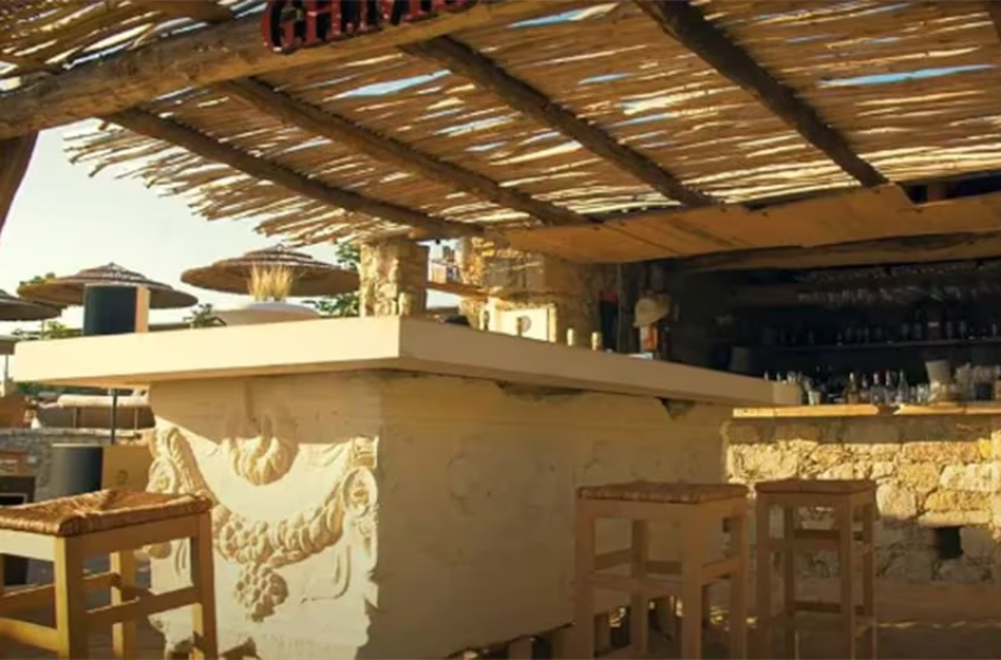 Un turista tomaba un trago en la playa y descubrió que la mesa en realidad era un sarcófago de 1.700 años de antigüedad