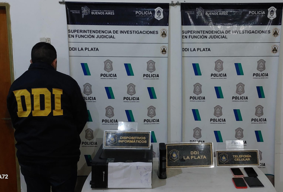 Secuestraron celulares, un router y una CPU en la casa del alumno platense acusado de trucar fotos de sus compañeras sin ropa