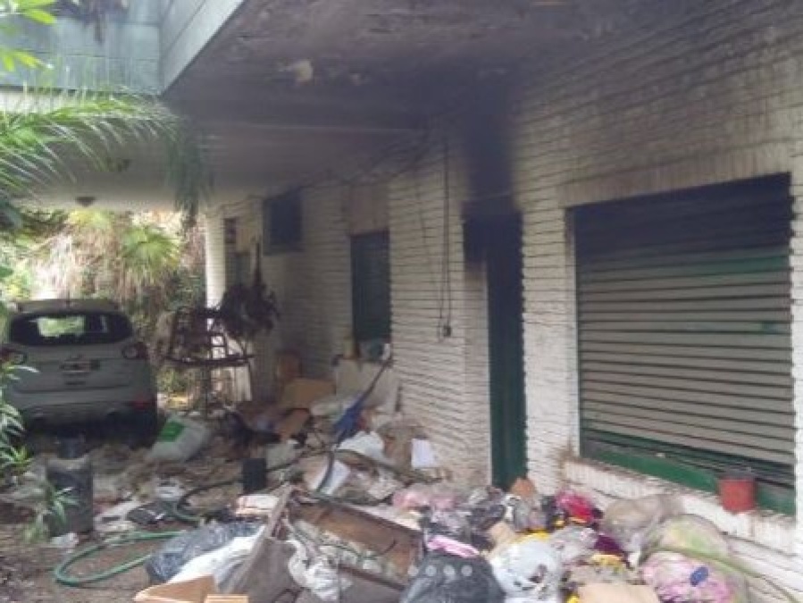 Se incendió una casa en City Bell y una mujer debió ser hospitalizada